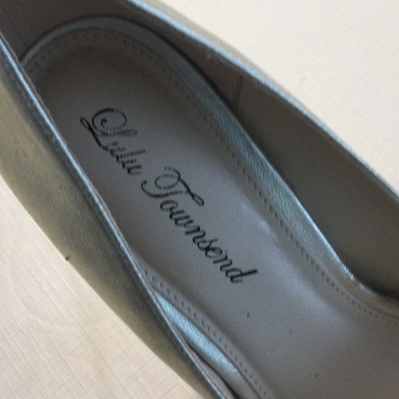 Woman’s Lulu Townsend Shoes size 8 gold color Great way to dress up an outfit - Picture 2 of 6